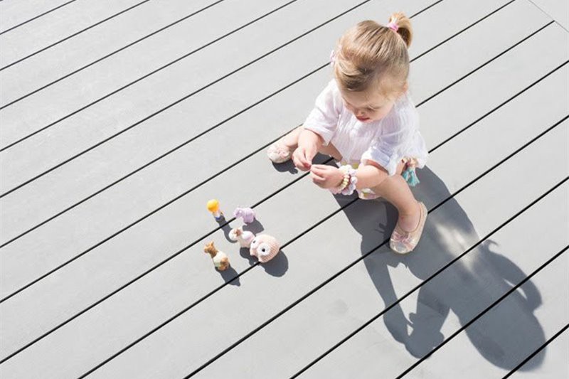 لکڑی جامع ڈیکنگ لگ رہی ہے